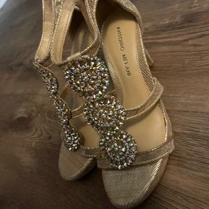 Antonia Melani gold heels